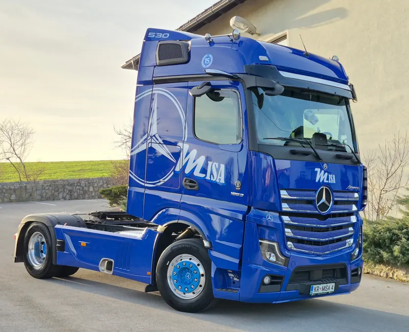 Modri tovornjak Mercedes-Benz Actros po negi