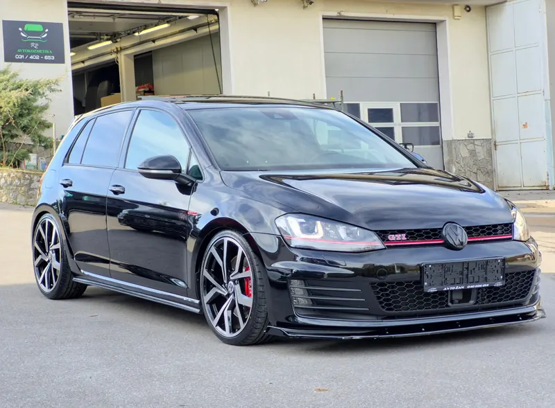 Črn VW Golf GTI po negi