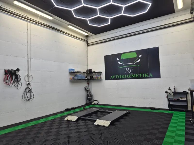 Prazen studio s HEX LED stropom in zelenim talnim robom