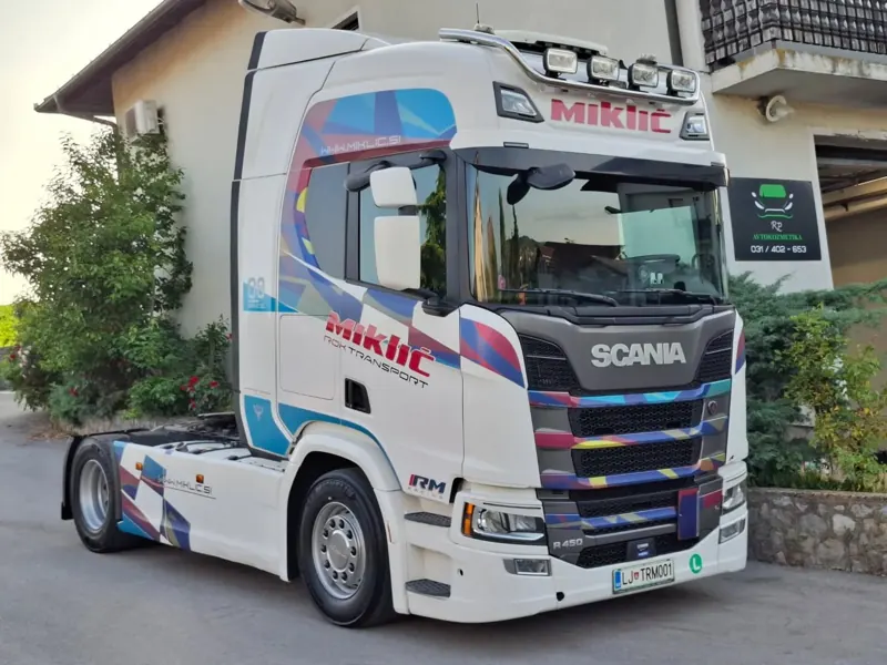 Tovornjak Scania po negi kabine in karoserije