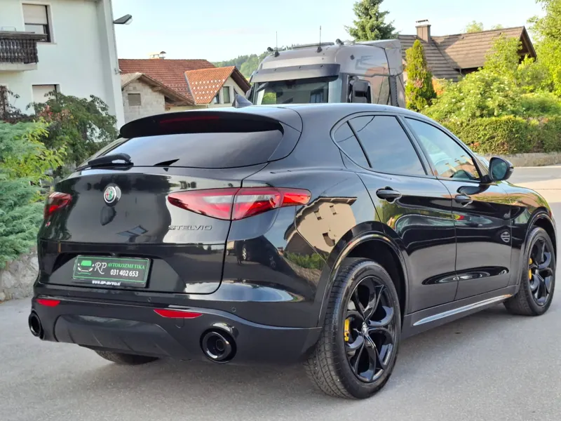 Črna Alfa Romeo Stelvio s svežim sijajem laka