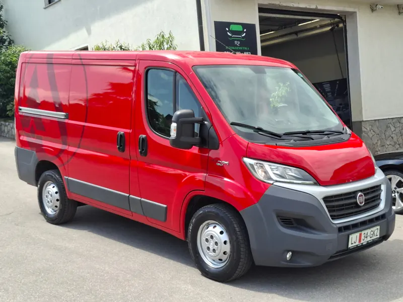 Rdeč Fiat Ducato po zunanjem čiščenju