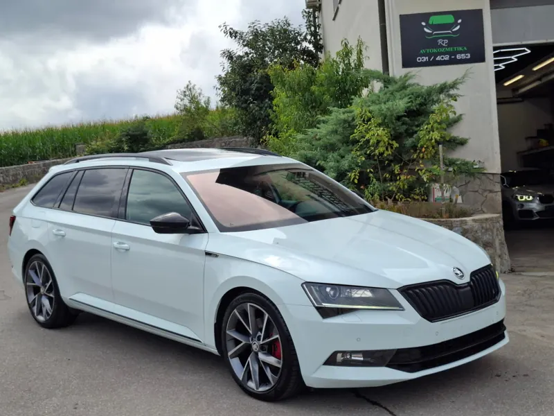 Bela Škoda Superb po poliranju