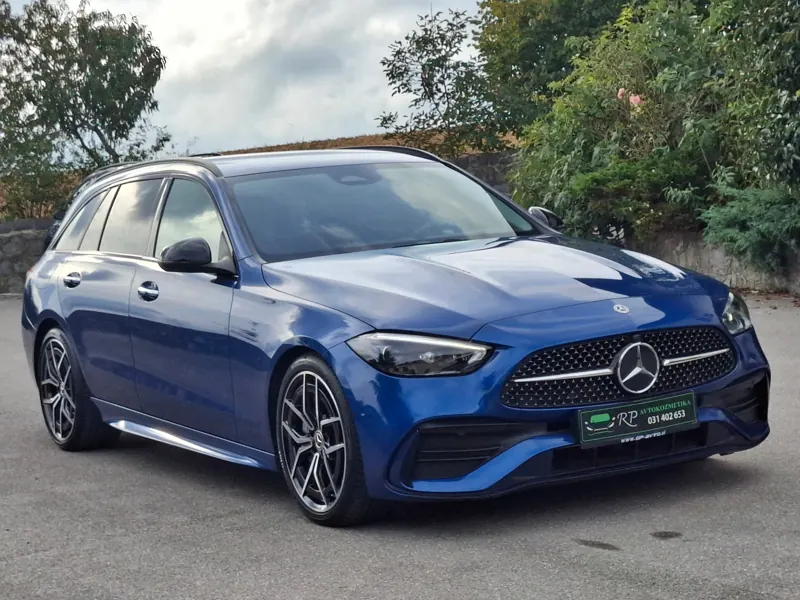 Moder Mercedes-Benz karavan po poliranju